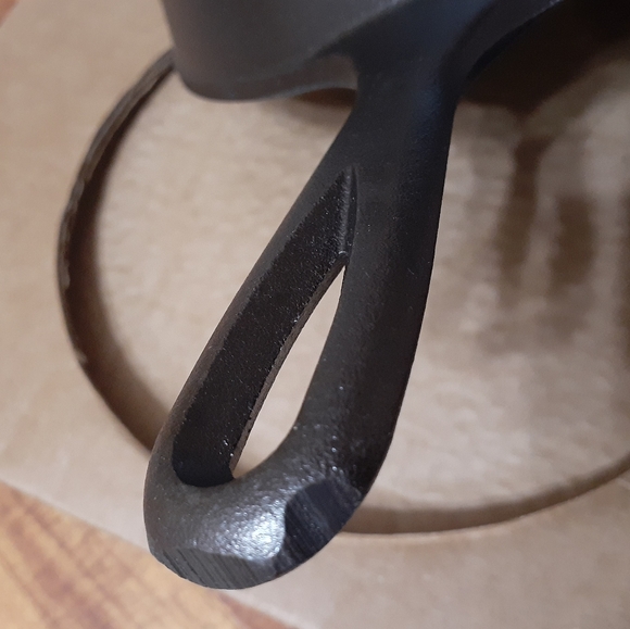 NWOT Lodge Seasoned cast iron skillet ONLY 10.25 inch with free POT HOLDER - Picture 4 of 8